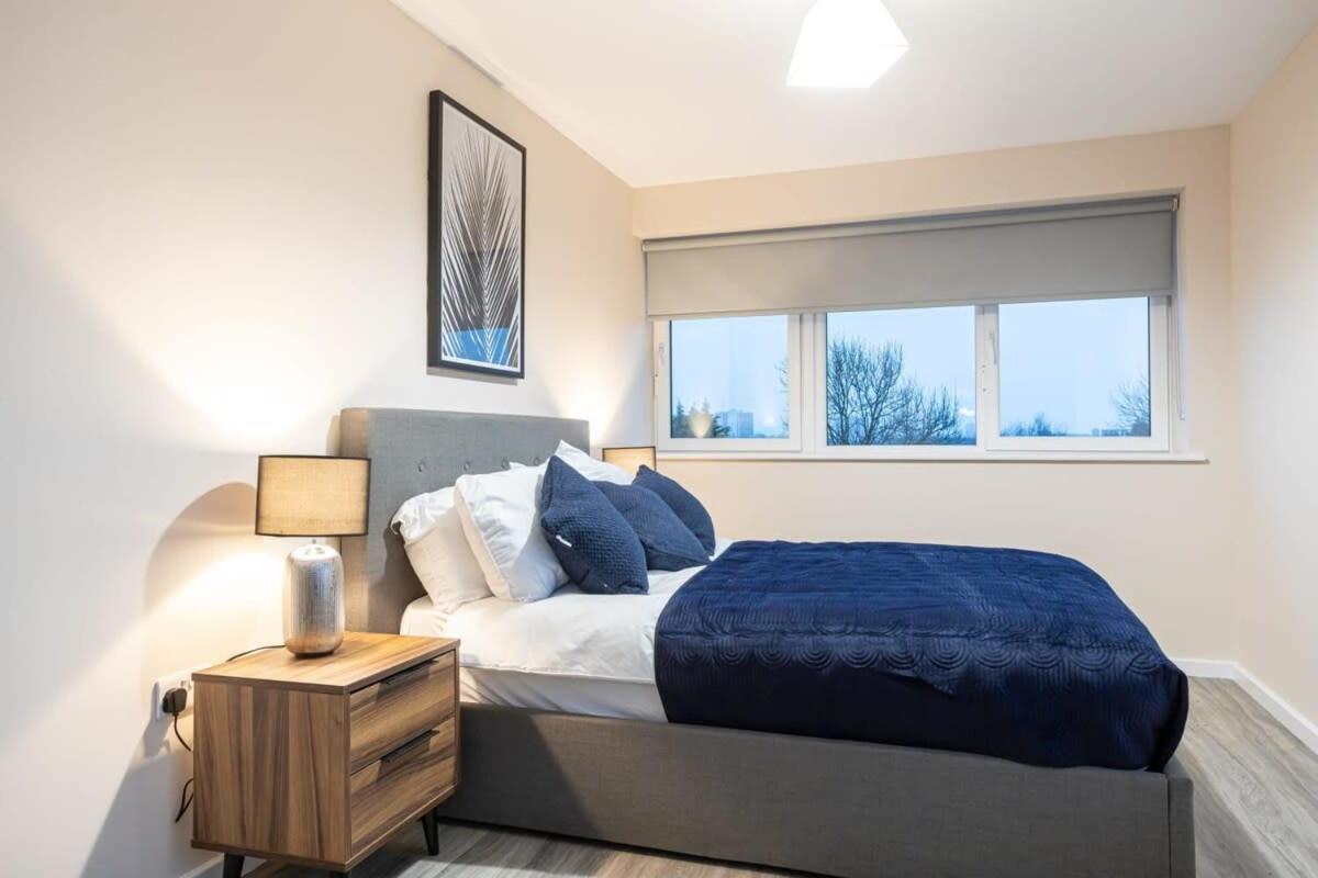 2 Bedroom Modern In Apartment