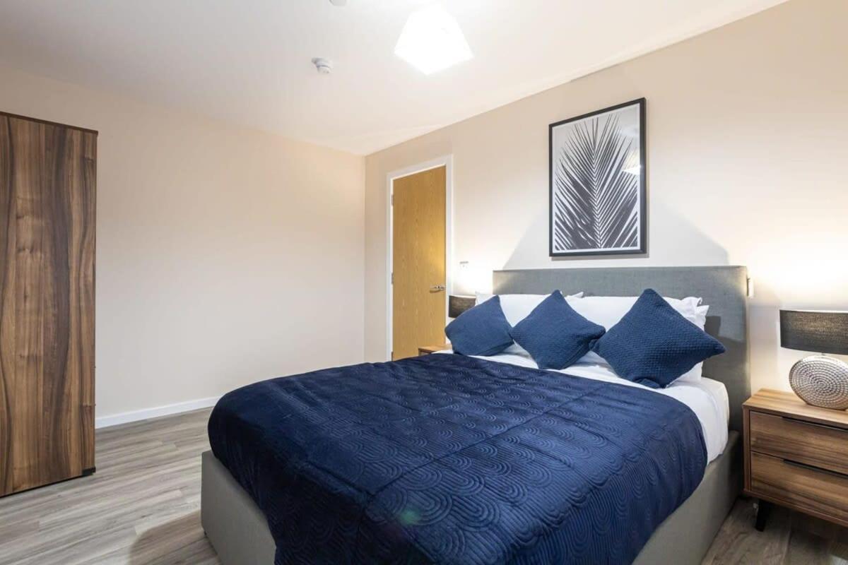 2 Bedroom Modern In Apartment *